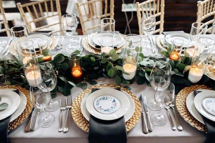 gold_accents_and_candlelight_set_the_scene_for_timeless_charleston_elegance._lush_greenery_weav